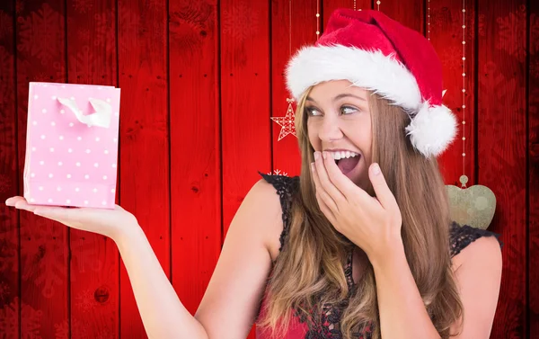 Samengestelde afbeelding van feestelijke blonde met certificaat en cadeauzakje — Stockfoto