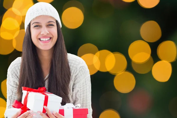 Festliche Brünette mit Geschenken — Stockfoto