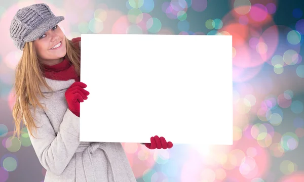 Happy blonde in winter clothes showing card — Stock Photo, Image