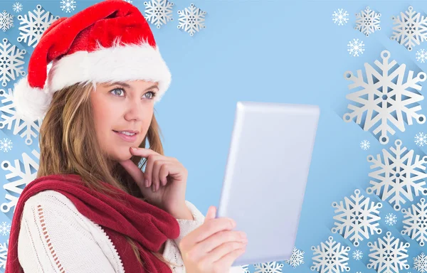 Feestelijke blonde kijken naar tablet pc — Stockfoto