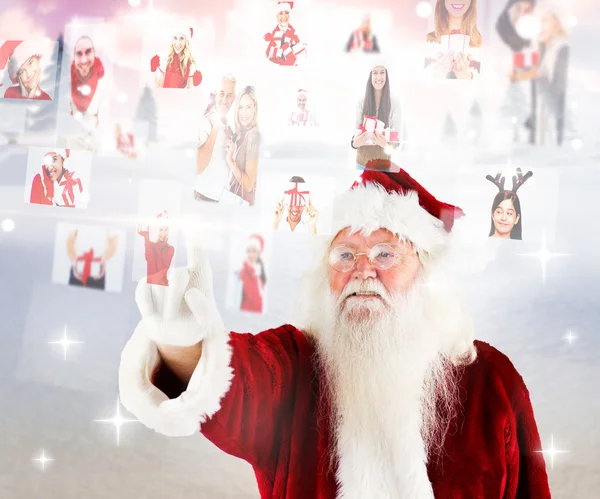 Santa, ukazující na Vánoce, které lidé koláž — Stock fotografie