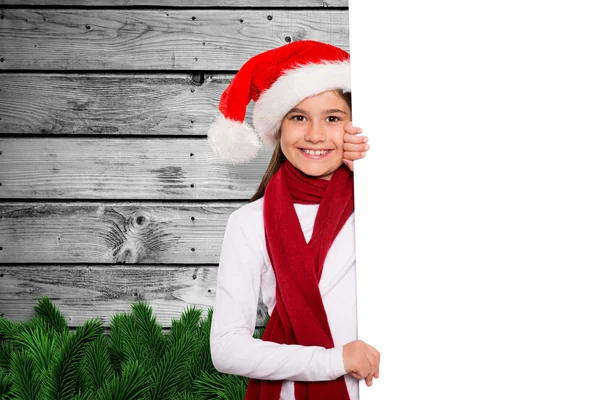 Bambina festiva mostrando carta — Foto Stock