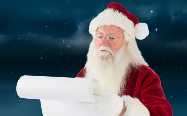 Zusammengesetztes Bild des Weihnachtsmannes, der seine Liste überprüft — Stockfoto