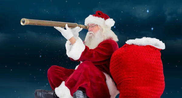 Санта Клаус смотрит в телескоп — стоковое фото