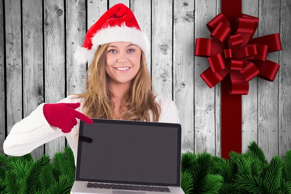 Imagem composta de loira festiva mostrando um laptop — Fotografia de Stock