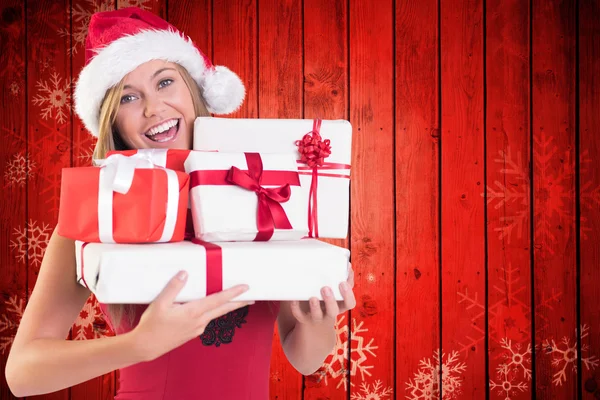 Композитное изображение праздничной блондинки с грудой подарков — стоковое фото
