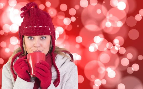 Joyeux blonde en vêtements d'hiver tenant tasse — Photo