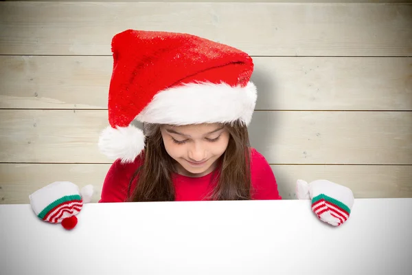 Niña festiva mostrando tarjeta — Foto de Stock