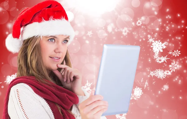 Image composite de blonde festive regardant tablette pc — Photo