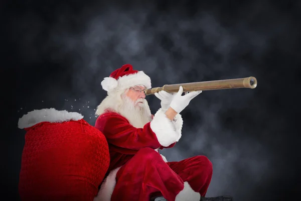 Papai Noel olhando através do telescópio — Fotografia de Stock