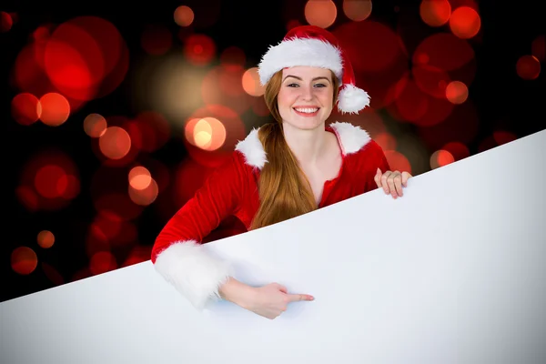 Menina bonita em Santa traje mostrando cartão — Fotografia de Stock