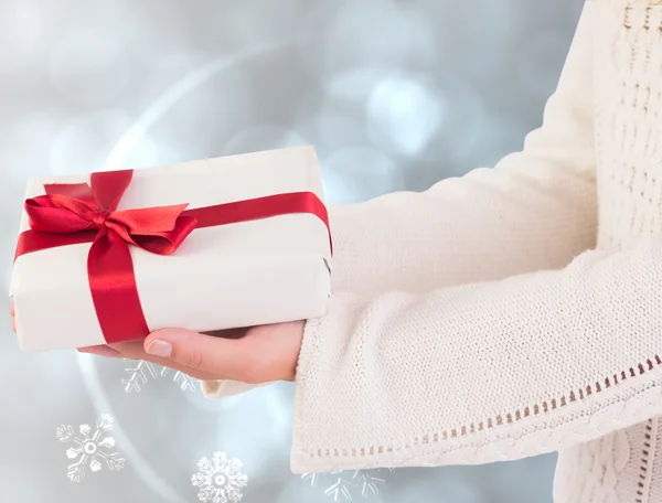 Imagen compuesta de la mujer que ofrece una caja de regalo —  Fotos de Stock