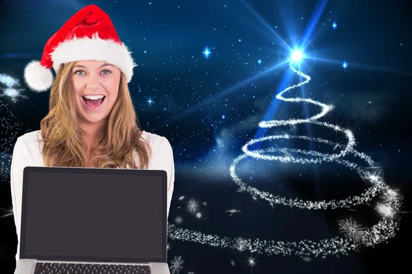 Bionda festiva che mostra un computer portatile — Foto Stock