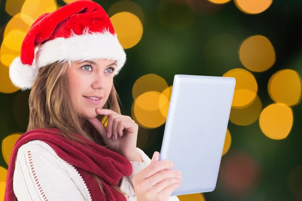 Kompositbild der festlichen Blondine beim Blick auf den Tablet-PC — Stockfoto