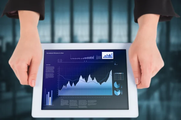 Imagen compuesta de las manos de las empresarias sosteniendo la tableta —  Fotos de Stock