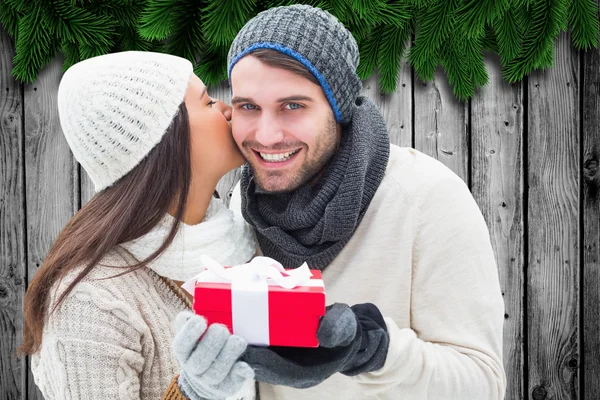 Winter couple holding gift — Stock Photo, Image