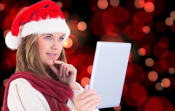 Feestelijke blonde kijken naar tablet pc — Stockfoto