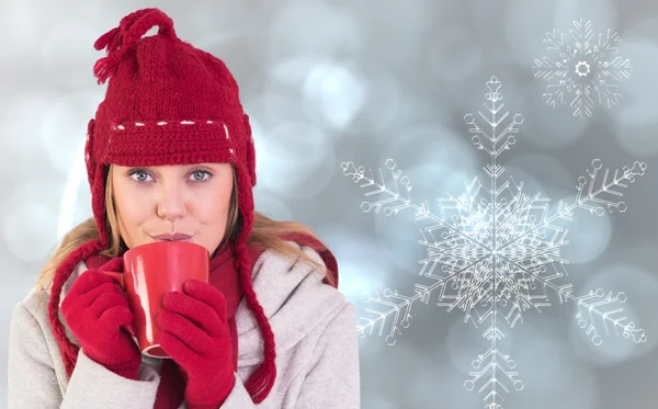 Felice bionda in vestiti invernali tenendo tazza — Foto Stock