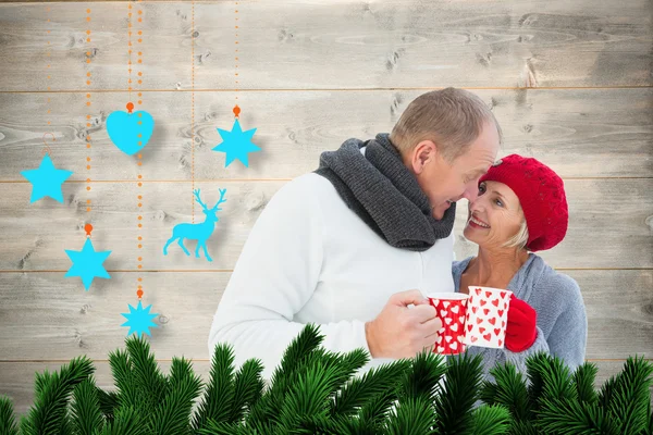 Älteres Paar hält Tassen in der Hand — Stockfoto