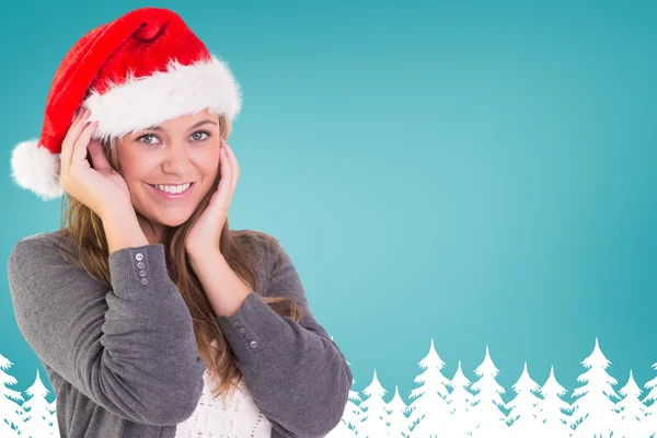 Bionda festiva sorridente alla macchina fotografica — Foto Stock