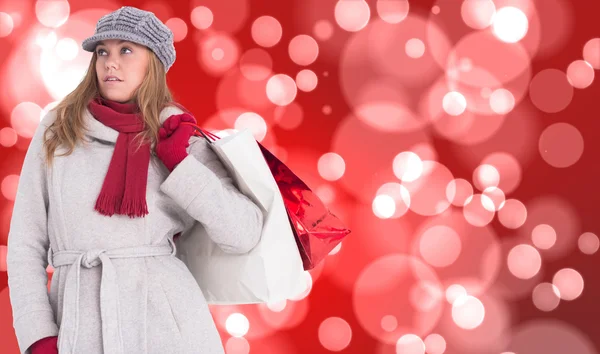 Rubia feliz en ropa de invierno posando —  Fotos de Stock