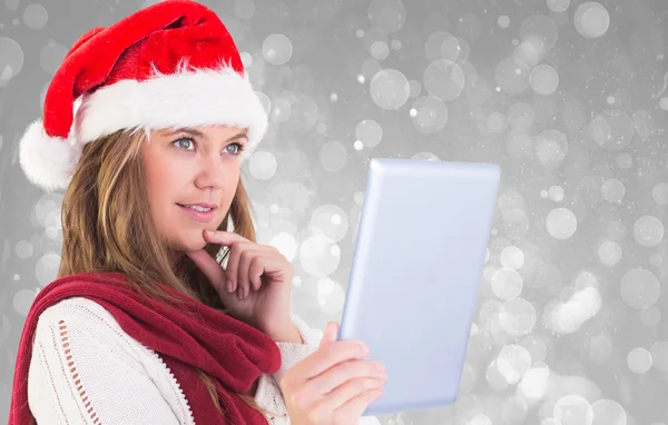 Feestelijke blonde kijken naar tablet pc — Stockfoto