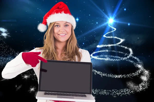 Festlig blondin visar en laptop — Stockfoto