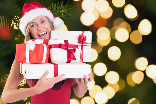 Композитное изображение праздничной блондинки с грудой подарков — стоковое фото