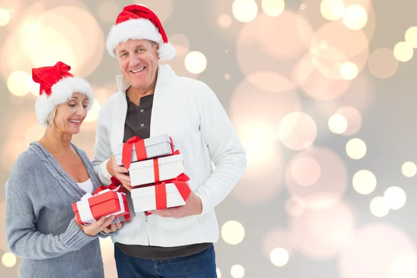 Festlig äldre par hålla julklappar — Stockfoto