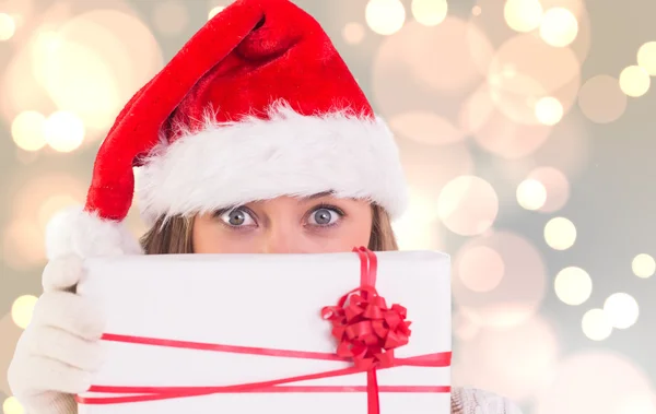 Zusammengesetztes Bild einer festlichen Blondine mit einem Geschenk — Stockfoto