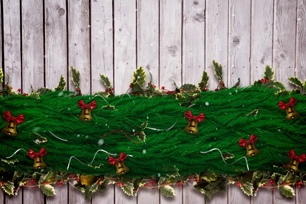 モミ枝クリスマス装飾花輪の合成画像 — ストック写真