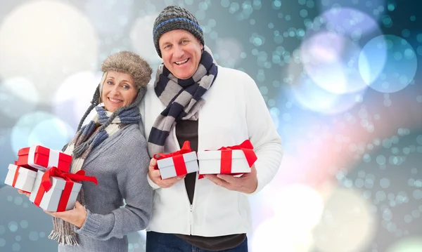 Coppia matura festiva che tiene regali di Natale — Foto Stock