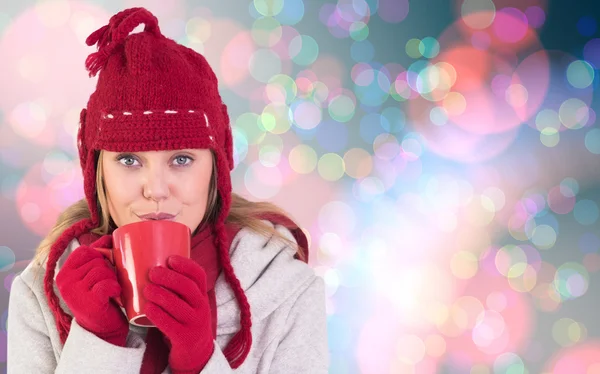 Feliz rubia en ropa de invierno sosteniendo taza —  Fotos de Stock
