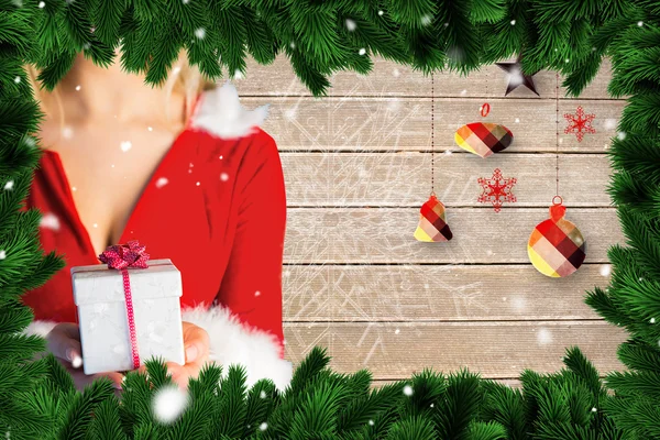 Bella ragazza in abito da Babbo Natale in possesso di regalo — Foto Stock