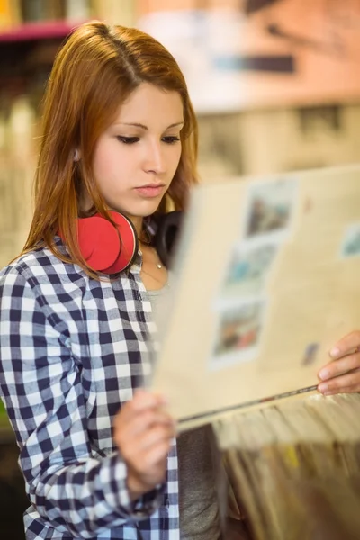 Rousse avec chemise à carreaux tenant un vinyle — Photo