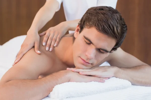 Jeune homme recevant massage des épaules — Photo