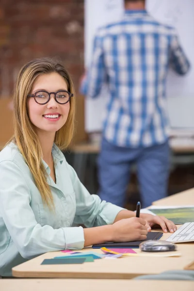 Casual vrouwelijke fotoredacteur digitizer gebruiken in office — Stockfoto