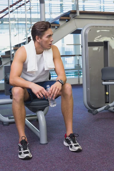 Hombre en forma tomando un descanso de hacer ejercicio —  Fotos de Stock