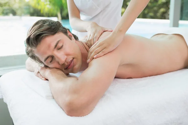 Bonito homem recebendo massagem no ombro — Fotografia de Stock