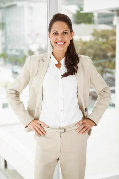 Porträt einer selbstbewussten Geschäftsfrau im Amt — Stockfoto