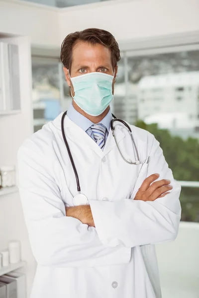 Male doctor wearing surgical mask in hospital — Stock Photo, Image