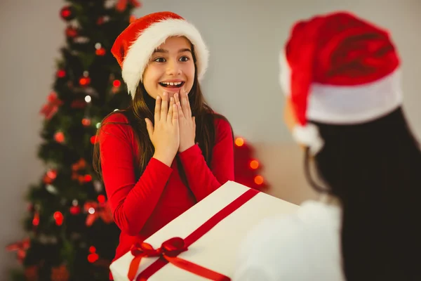 Mamma ger sin dotter en julklapp — Stockfoto