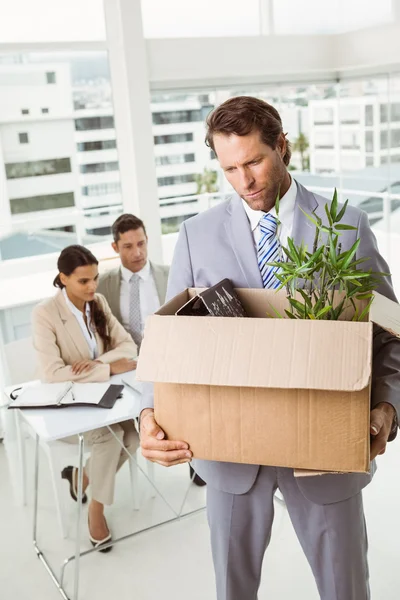 Empresário carregando seus pertences em caixa — Fotografia de Stock