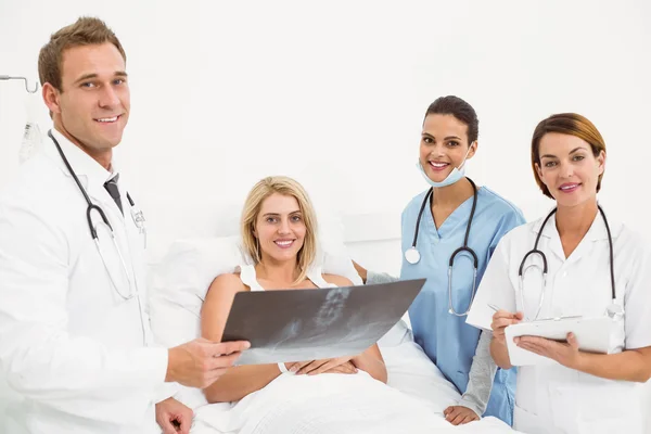 Porträtt av läkare och patient med röntgen — Stockfoto