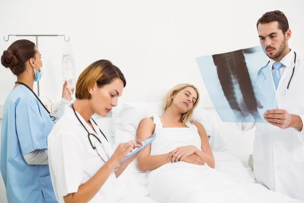 Artsen en patiënt met x-ray — Stockfoto