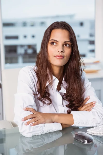 Hermosa mujer de negocios en el escritorio de oficina — Foto de Stock