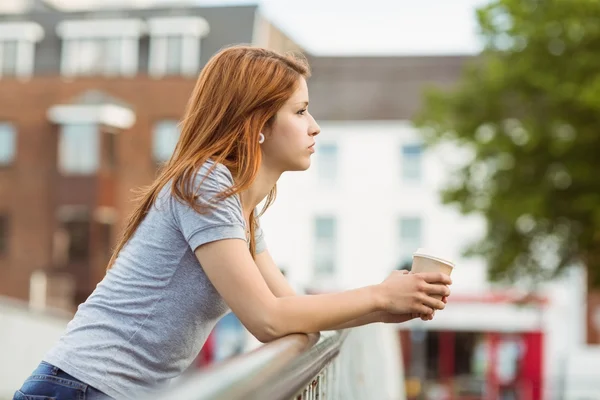 Femme avec tasse de café journée rêvant sur le pont — Photo