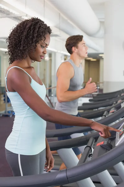 Fit mensen die lopen op loopbanden — Stockfoto