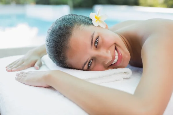 Mooie vrouw liggend op een massagetafel — Stockfoto