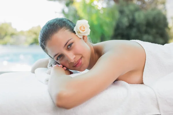 Schöne Frau auf Massagetisch liegend — Stockfoto